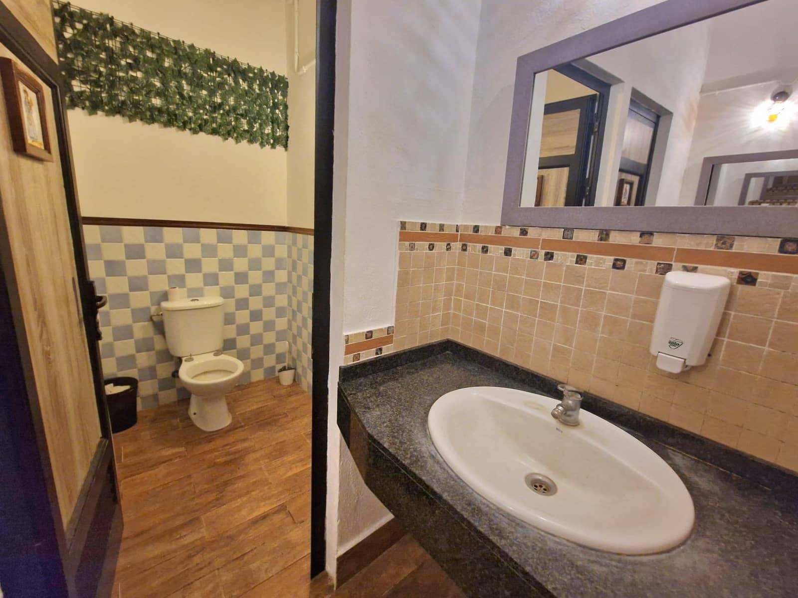 Commercial for rent in Adeje - € 1,000 (Ref: 9690698)