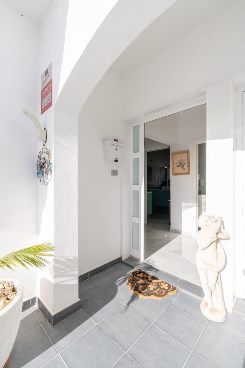 4 bedroom Villa for sale in San Isidro de Abona with pool garage - € 630,000 (Ref: 9759067)