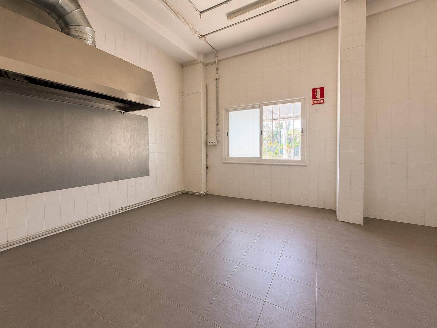 Commercieel te huur in Los Cristianos - € 3.900 (Ref: 9870241)