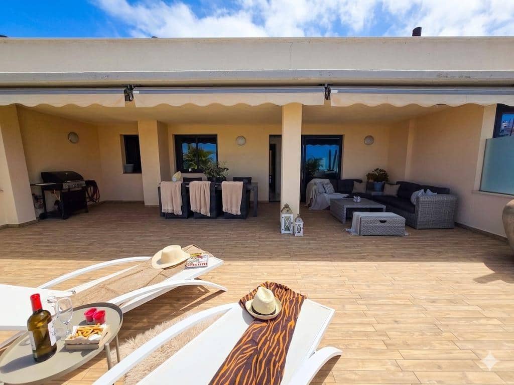 2 soverom Penthouse til salgs i Puerto Santiago med svømmebasseng garasje - € 670 000 (Ref: 9920529)