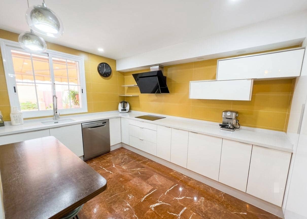 Adosado de 3 habitaciones en Adeje en venta con piscina garaje - 695.000 € (Ref: 9975518)