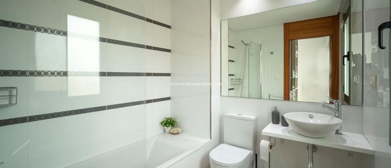 4 soveværelse Lejlighed til salg i La Manga del Mar Menor med swimmingpool garage - € 350.000 (Ref: 9309308)