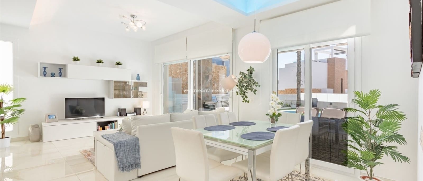 4 slaapkamer Villa te koop in Torrevieja met zwembad garage - € 750.000 (Ref: 9405800)