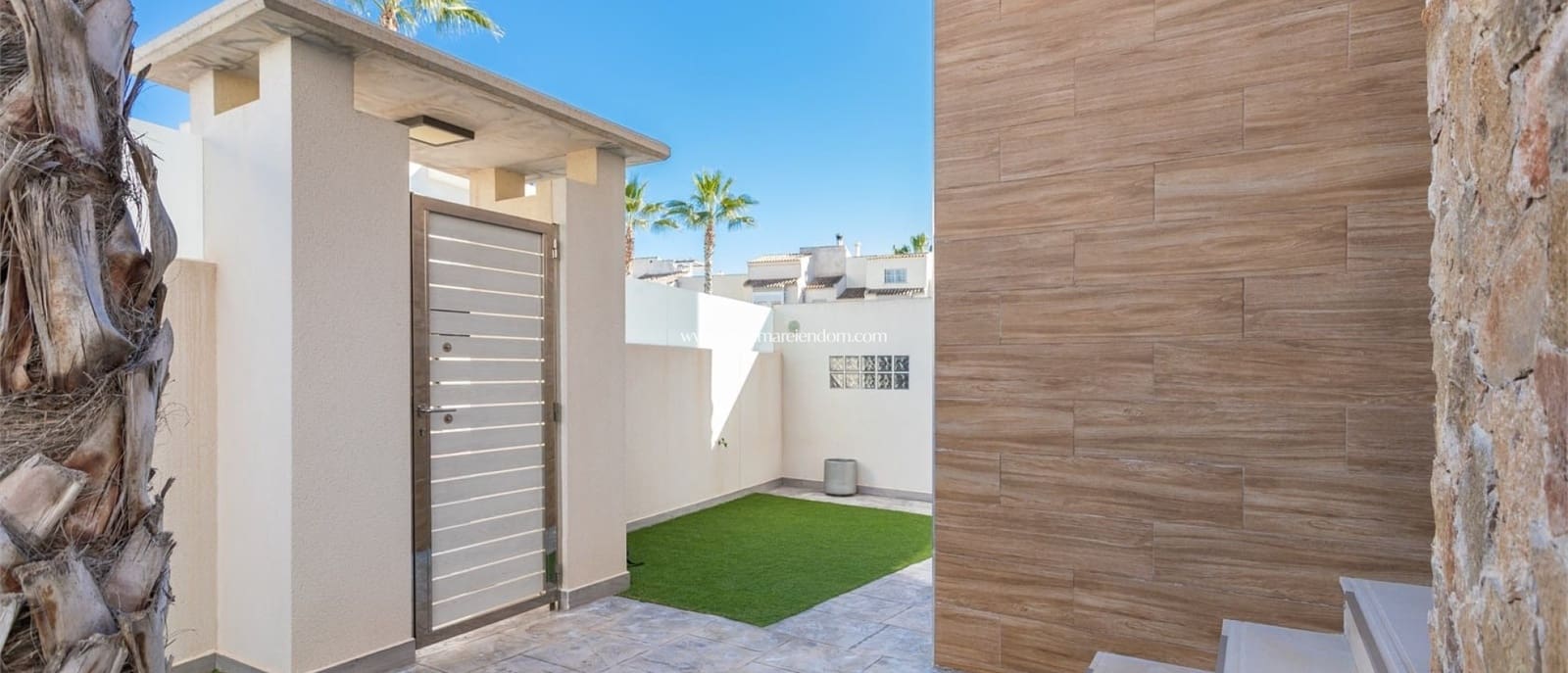 4 slaapkamer Villa te koop in Torrevieja met zwembad garage - € 750.000 (Ref: 9405800)