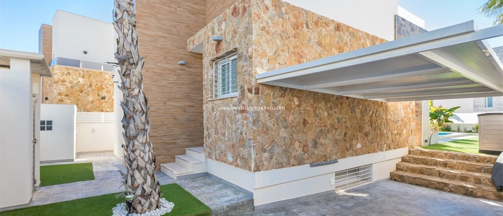 4 slaapkamer Villa te koop in Torrevieja met zwembad garage - € 750.000 (Ref: 9405800)