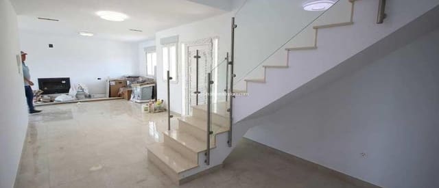 Chalet de 4 habitaciones en Pinoso en venta con piscina - 491.000 € (Ref: 9432351)