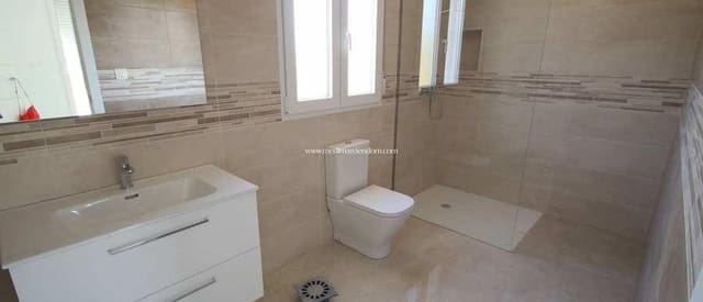 Chalet de 4 habitaciones en Pinoso en venta con piscina - 491.000 € (Ref: 9432351)