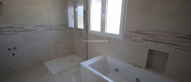 Chalet de 4 habitaciones en Pinoso en venta con piscina - 491.000 € (Ref: 9432351)