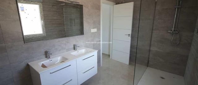 Chalet de 4 habitaciones en Pinoso en venta con piscina - 491.000 € (Ref: 9432351)