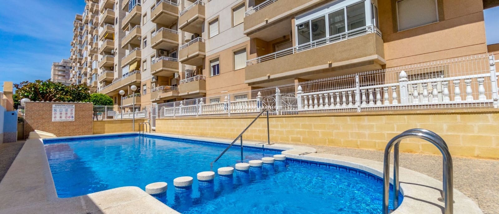 2 Zimmer Apartment zu verkaufen in Torrevieja mit Pool - 129.900 € (Ref: 9432375)