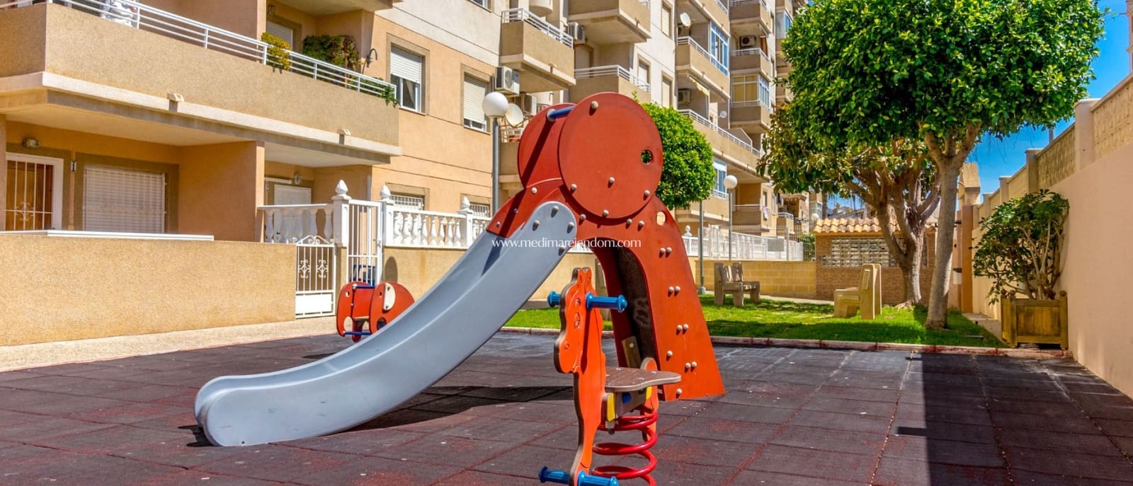 2 Zimmer Apartment zu verkaufen in Torrevieja mit Pool - 129.900 € (Ref: 9432375)