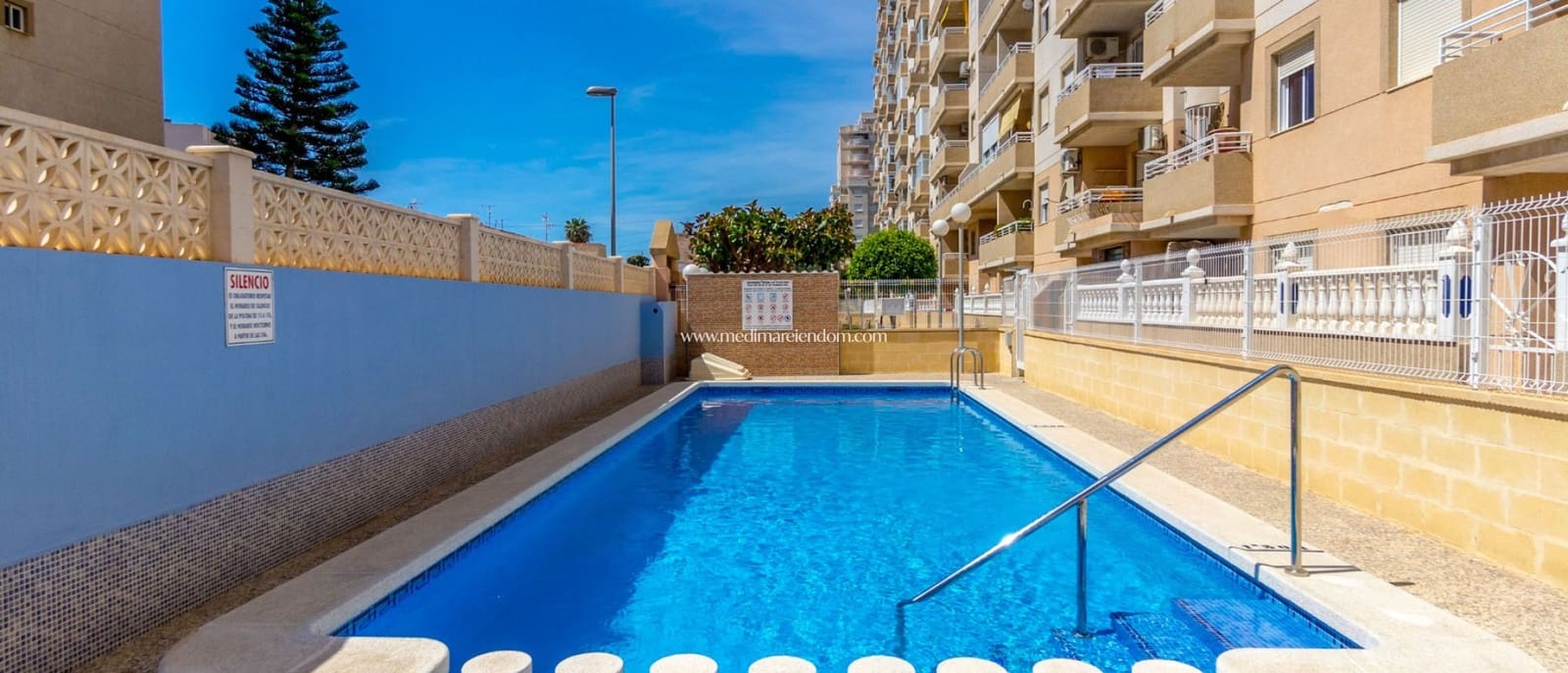 2 Zimmer Apartment zu verkaufen in Torrevieja mit Pool - 129.900 € (Ref: 9432375)