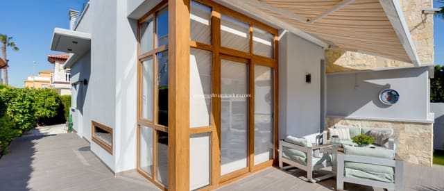 Chalet de 3 habitaciones en Doña Pepa, Rojales en venta con piscina garaje - 585.000 € (Ref: 9877587)