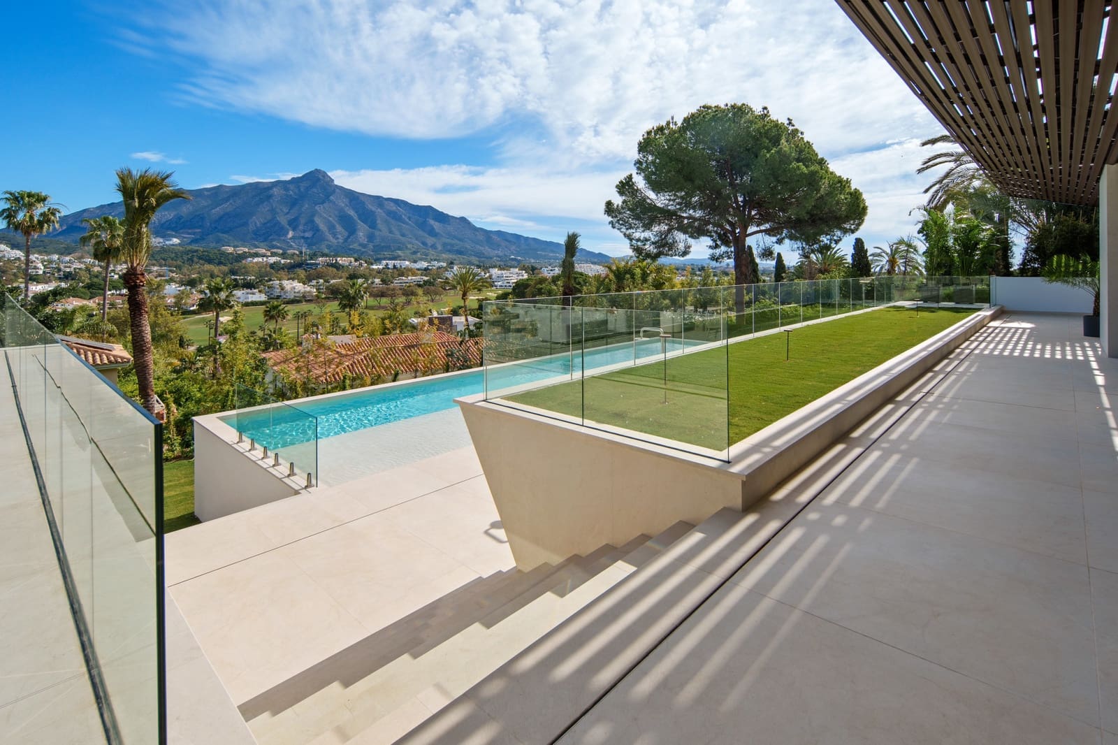 Chalet de 5 habitaciones en Nueva Andalucia en venta con piscina garaje - 11.750.000 € (Ref: 10021013)