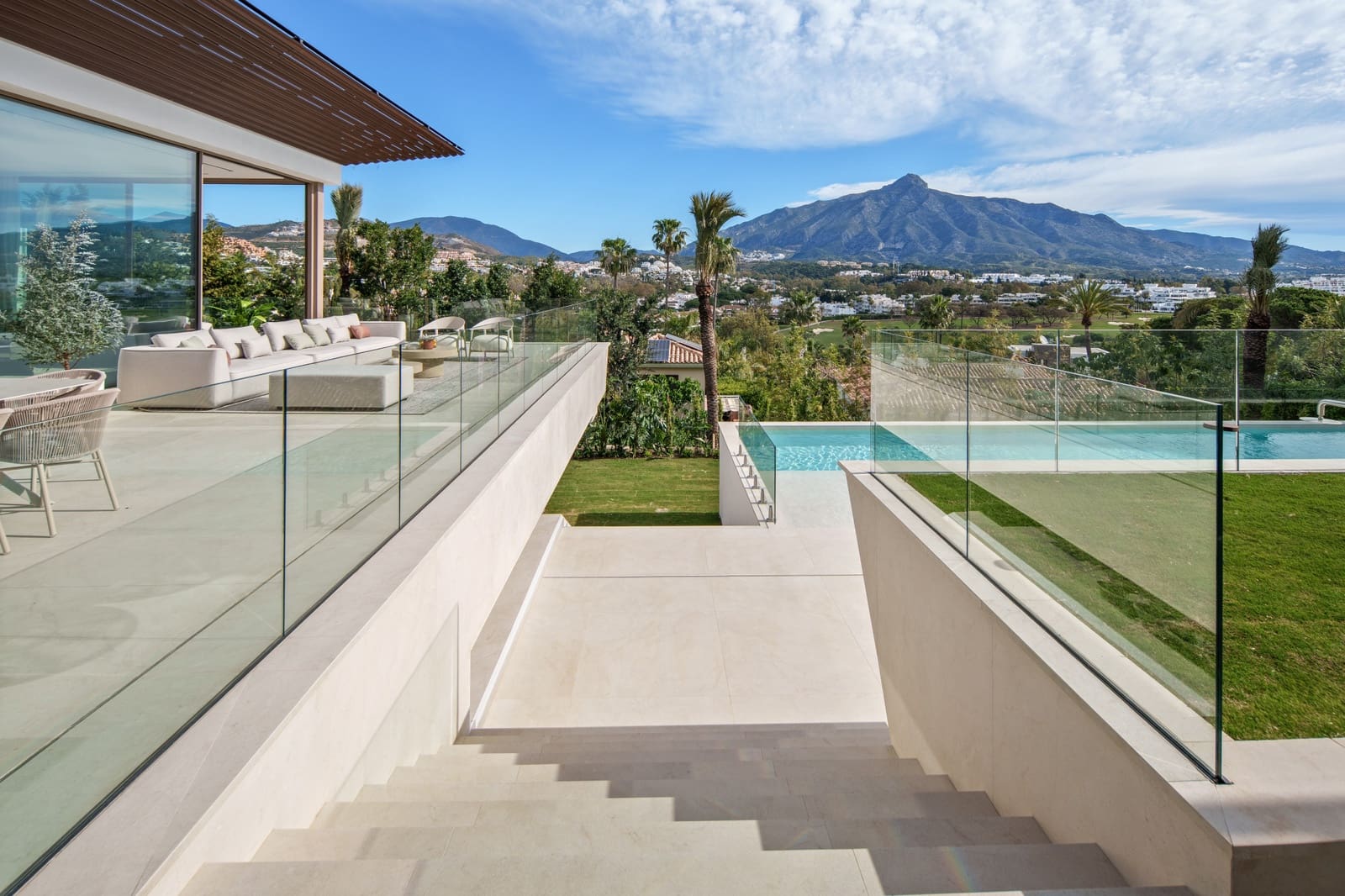 Chalet de 5 habitaciones en Nueva Andalucia en venta con piscina garaje - 11.750.000 € (Ref: 10021013)