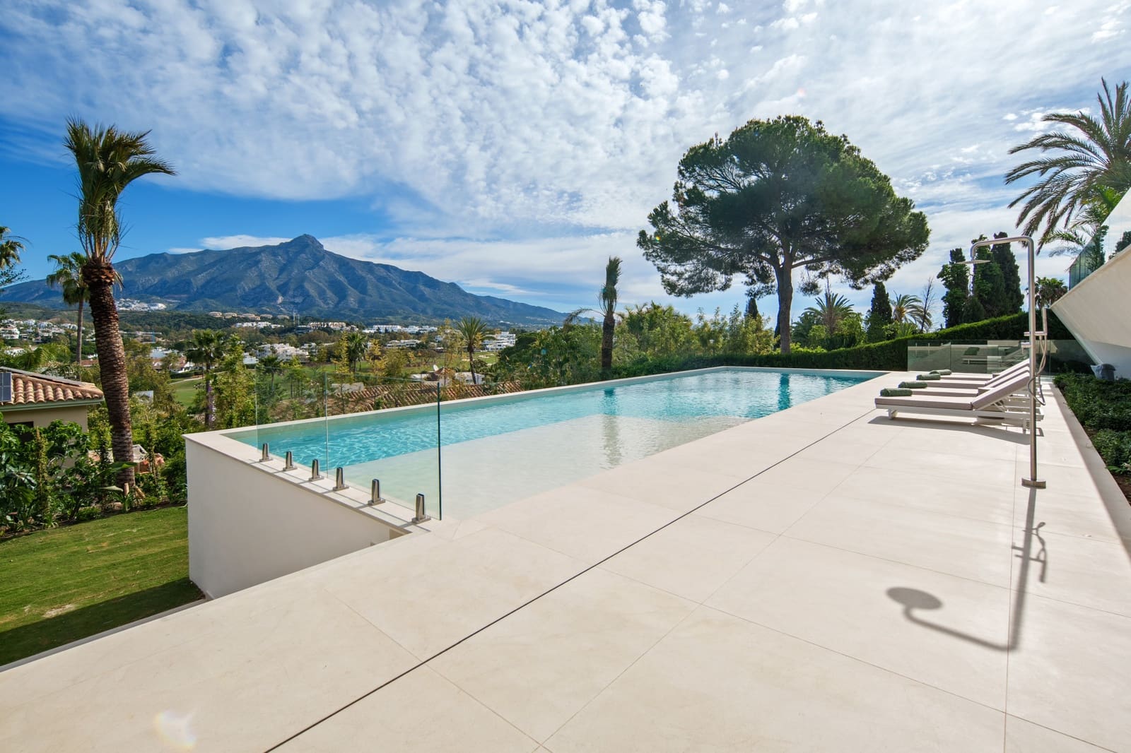 Chalet de 5 habitaciones en Nueva Andalucia en venta con piscina garaje - 11.750.000 € (Ref: 10021013)