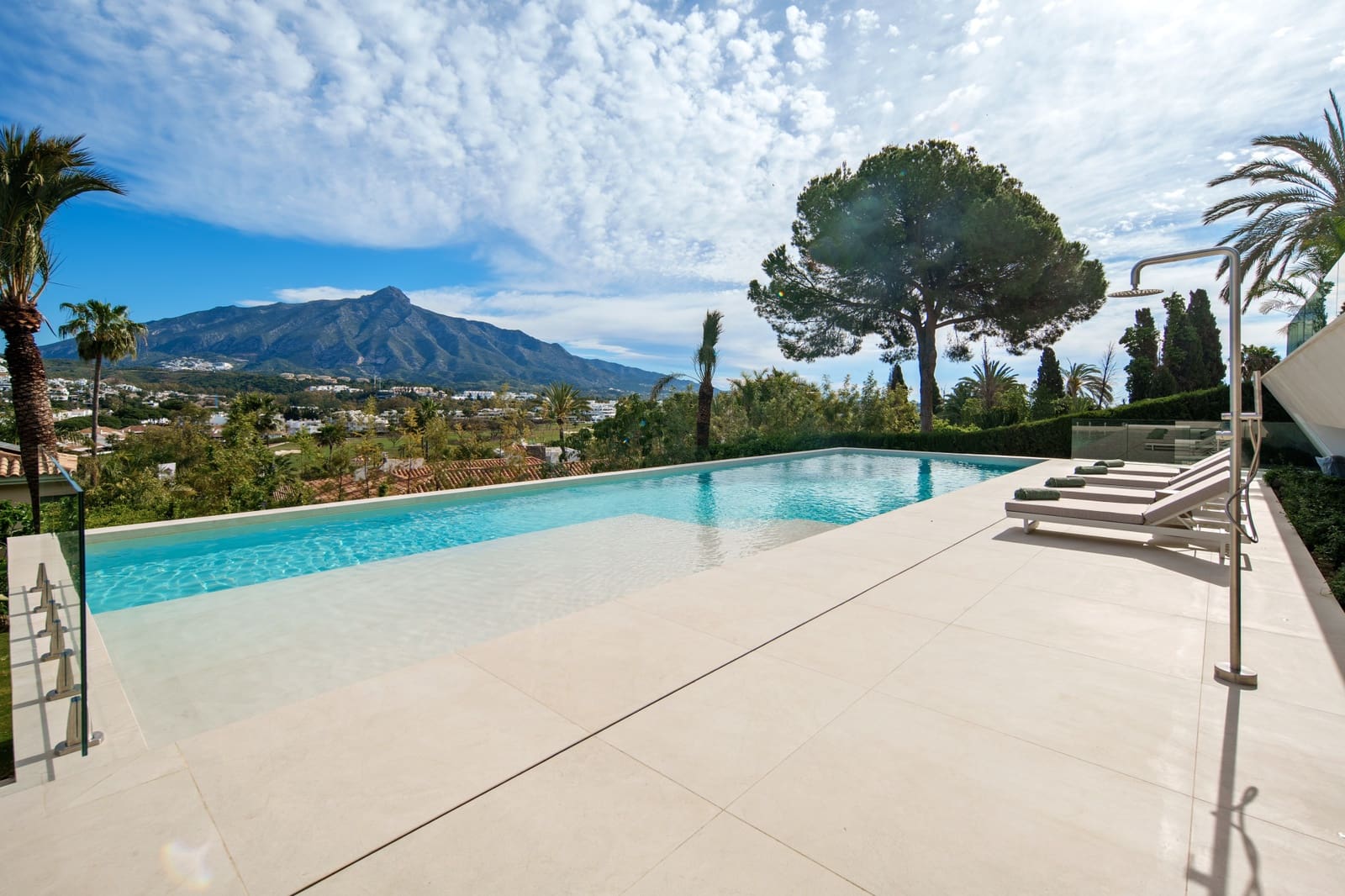 Chalet de 5 habitaciones en Nueva Andalucia en venta con piscina garaje - 11.750.000 € (Ref: 10021013)