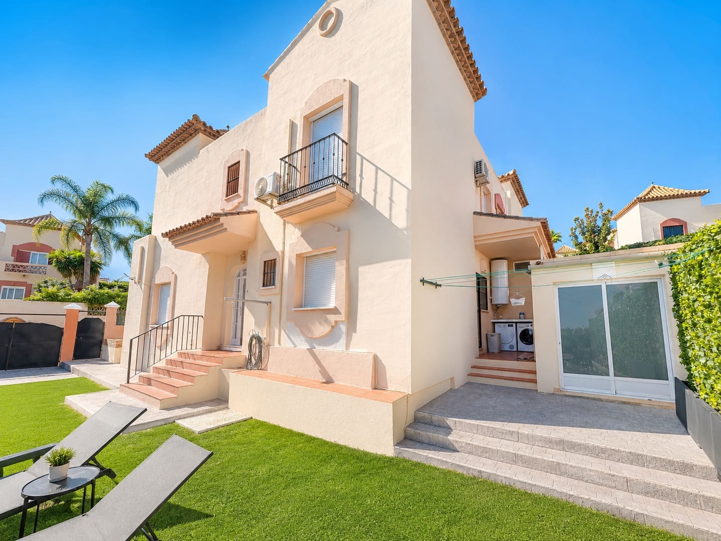 4 chambre Villa/Maison Semi-Mitoyenne à vendre à Marbella avec piscine garage - 750 000 € (Ref: 10035470)