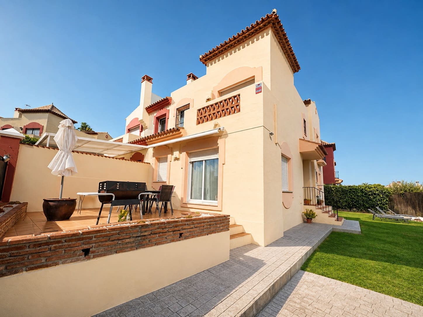 4 chambre Villa/Maison Semi-Mitoyenne à vendre à Marbella avec piscine garage - 750 000 € (Ref: 10035470)