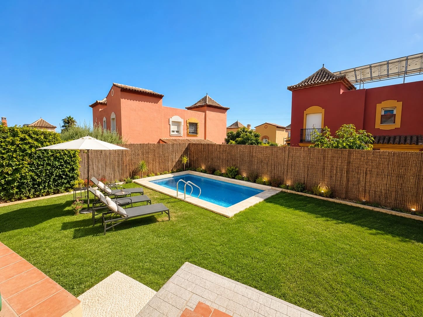 4 chambre Villa/Maison Semi-Mitoyenne à vendre à Marbella avec piscine garage - 750 000 € (Ref: 10035470)