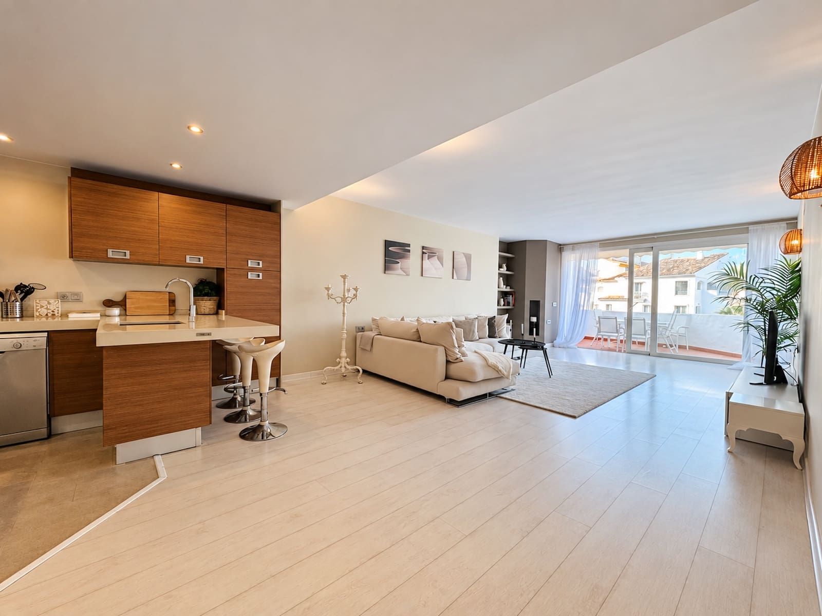 Apartamento de 3 habitaciones en Puerto Banus en venta con garaje - 1.095.000 € (Ref: 10098315)