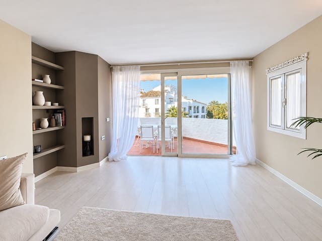 Apartamento de 3 habitaciones en Puerto Banus, Marbella en venta con garaje - 1.095.000 € (Ref: 10098315)