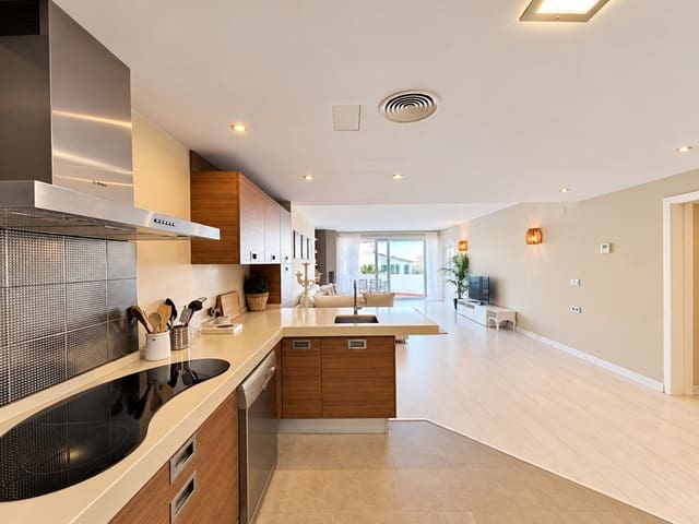 Apartamento de 3 habitaciones en Puerto Banus, Marbella en venta con garaje - 1.095.000 € (Ref: 10098315)
