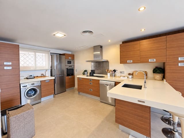 Apartamento de 3 habitaciones en Puerto Banus, Marbella en venta con garaje - 1.095.000 € (Ref: 10098315)