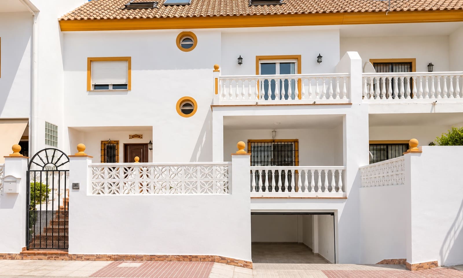 6 bedroom Semi-detached Villa for sale in San Pedro de Alcantara with pool garage - € 885,000 (Ref: 10098317)