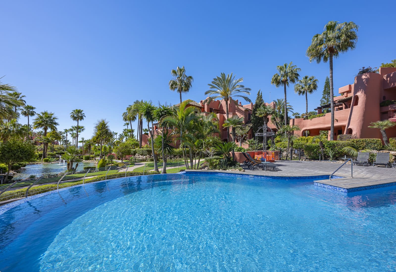 3 sovrum Takvåning till salu i Estepona med pool garage - 4 995 000 € (Ref: 10100268)