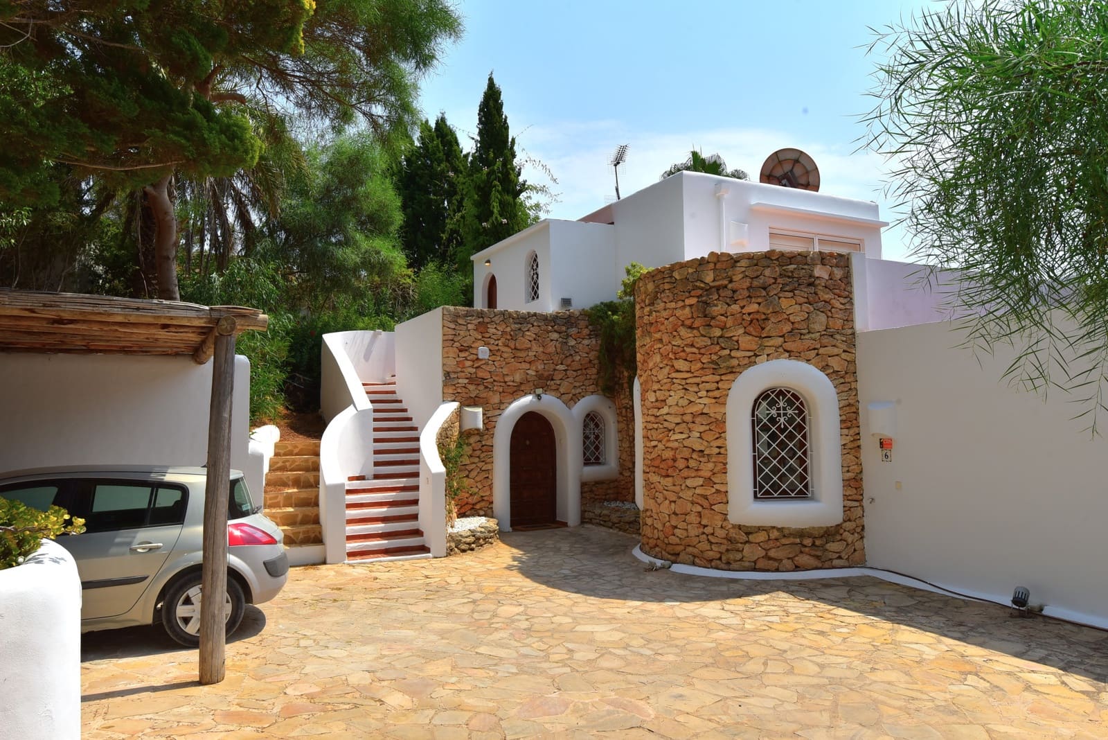 3 bedroom Villa for sale in Cala Llonga with pool garage - € 1,999,000 (Ref: 10131754)