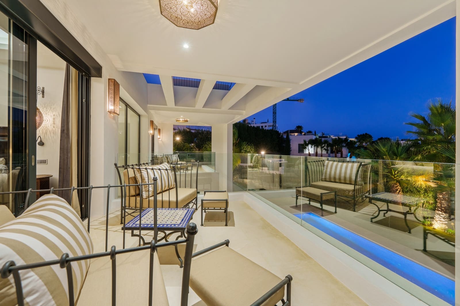 6 slaapkamer Villa te koop in Nueva Andalucia met zwembad garage - € 3.895.000 (Ref: 10162250)