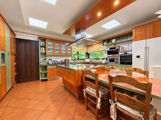 7 soveværelse Villa til salg i Calahonda, Mijas med swimmingpool garage - € 2.950.000 (Ref: 10166630)