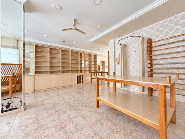 Kaupallinen myytävänä paikassa Fuengirola - 370 000 € (Ref: 10168542)
