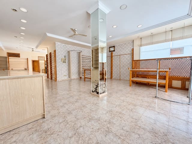 Kaupallinen myytävänä paikassa Fuengirola - 370 000 € (Ref: 10168542)
