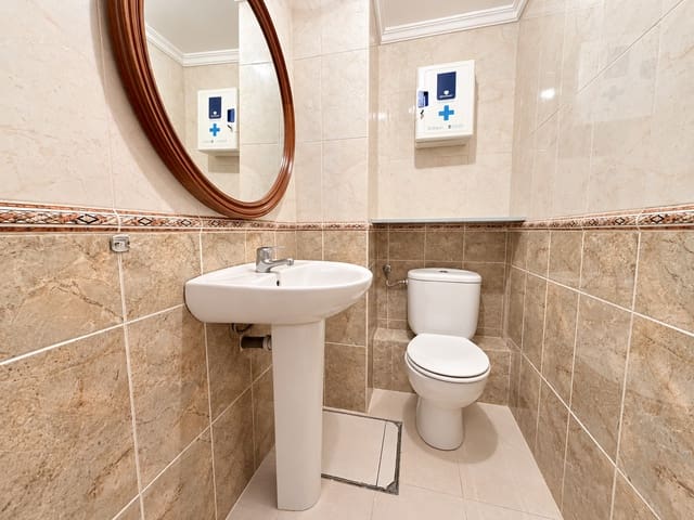 Kaupallinen myytävänä paikassa Fuengirola - 370 000 € (Ref: 10168542)