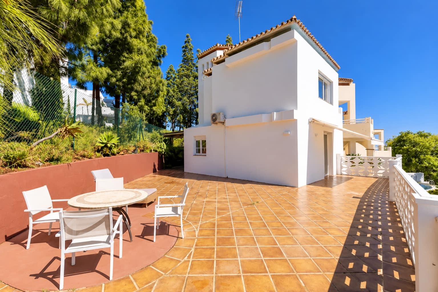 3 bedroom Semi-detached Villa for sale in Marbella with garage - € 850,000 (Ref: 10171544)