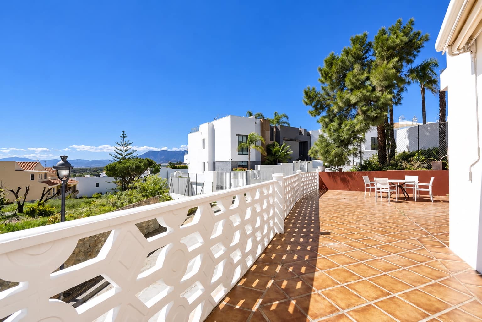 3 bedroom Semi-detached Villa for sale in Marbella with garage - € 850,000 (Ref: 10171544)