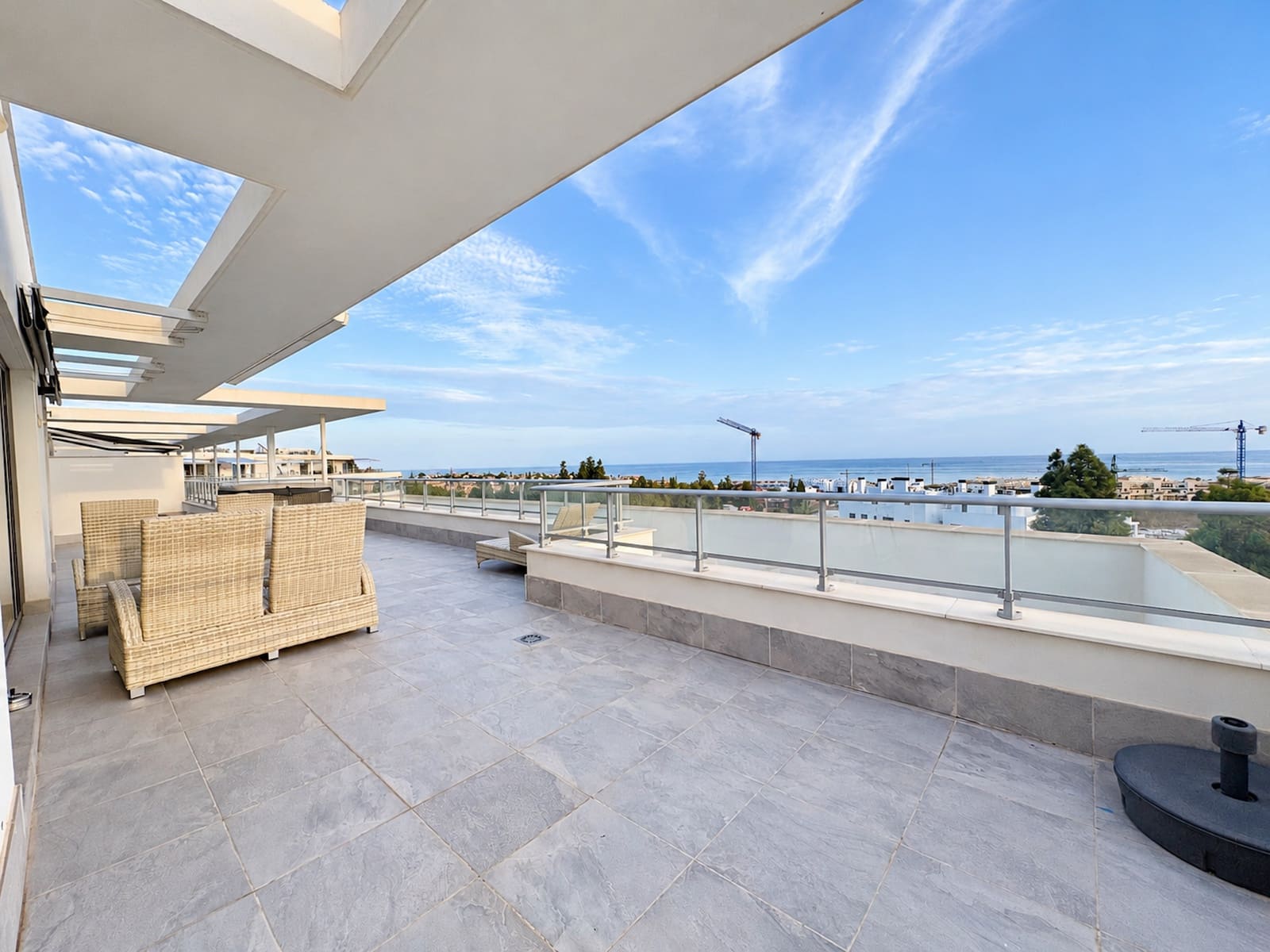 3 soverom Penthouse til salgs i El Chaparral med svømmebasseng garasje - € 1 000 000 (Ref: 10174916)