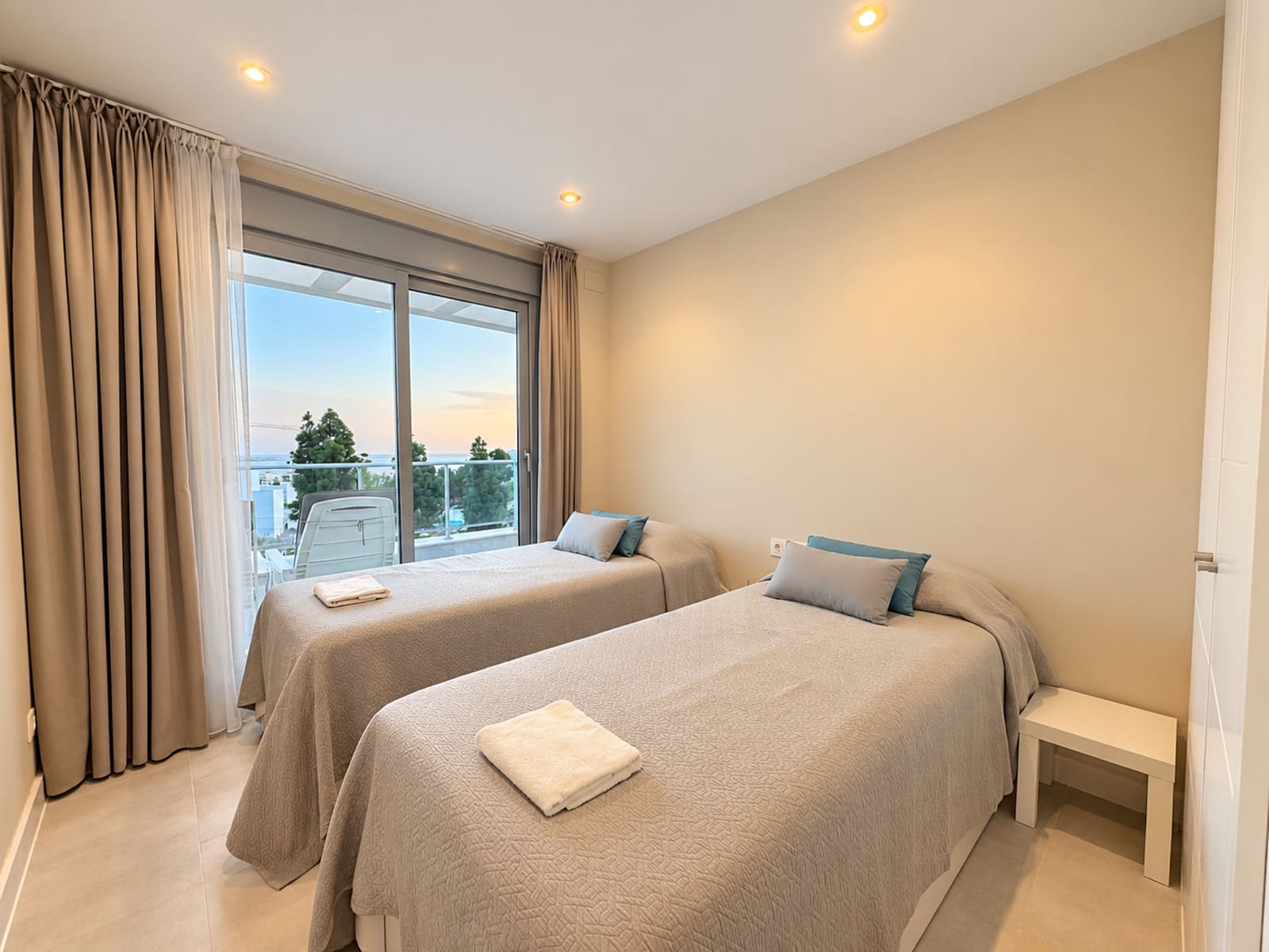 2 sypialnia Apartament na sprzedaż w El Chaparral z basenem garażem - 590 000 € (Ref: 10180436)