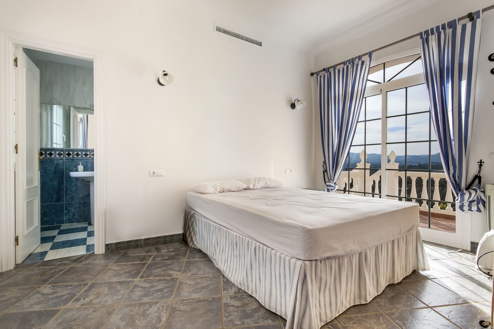 5 sovrum Villa till salu i Mijas Costa med pool garage - 1 400 000 € (Ref: 5825275)