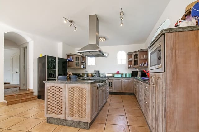 7 soverom Villa til salgs i Mijas Costa, Mijas med svømmebasseng garasje - € 1 050 000 (Ref: 5825275)