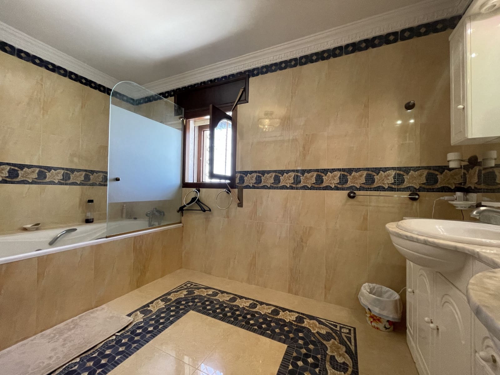 6 soveværelse Finca/Landehus til salg i Carmona med swimmingpool garage - € 1.200.000 (Ref: 7693379)