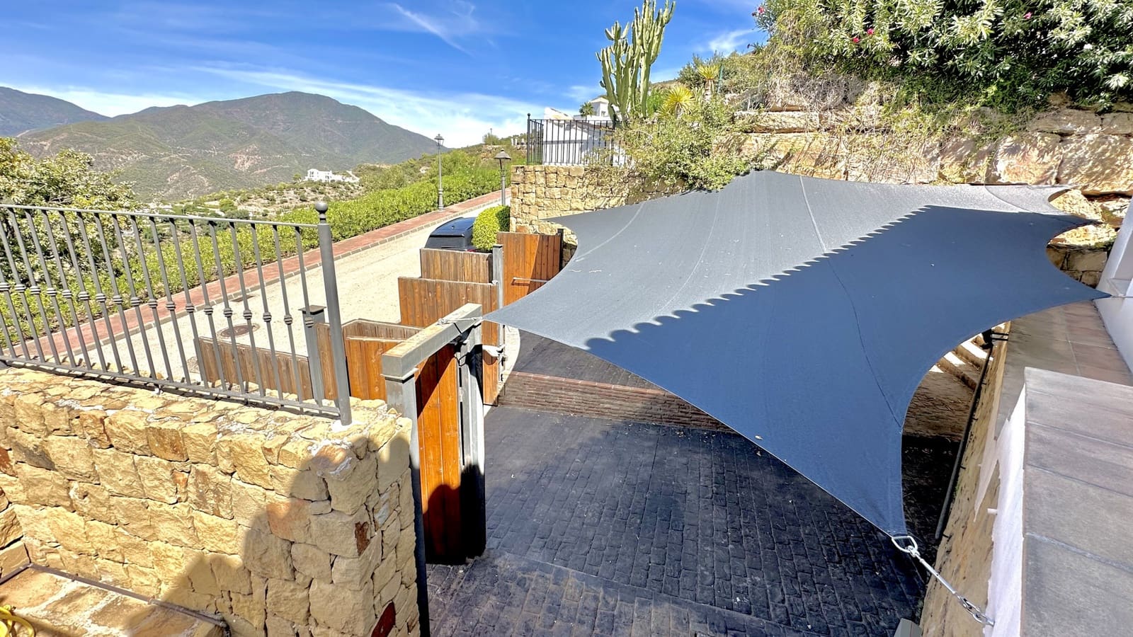 4 soveværelse Villa til salg i Istan med swimmingpool garage - € 1.500.000 (Ref: 8191390)