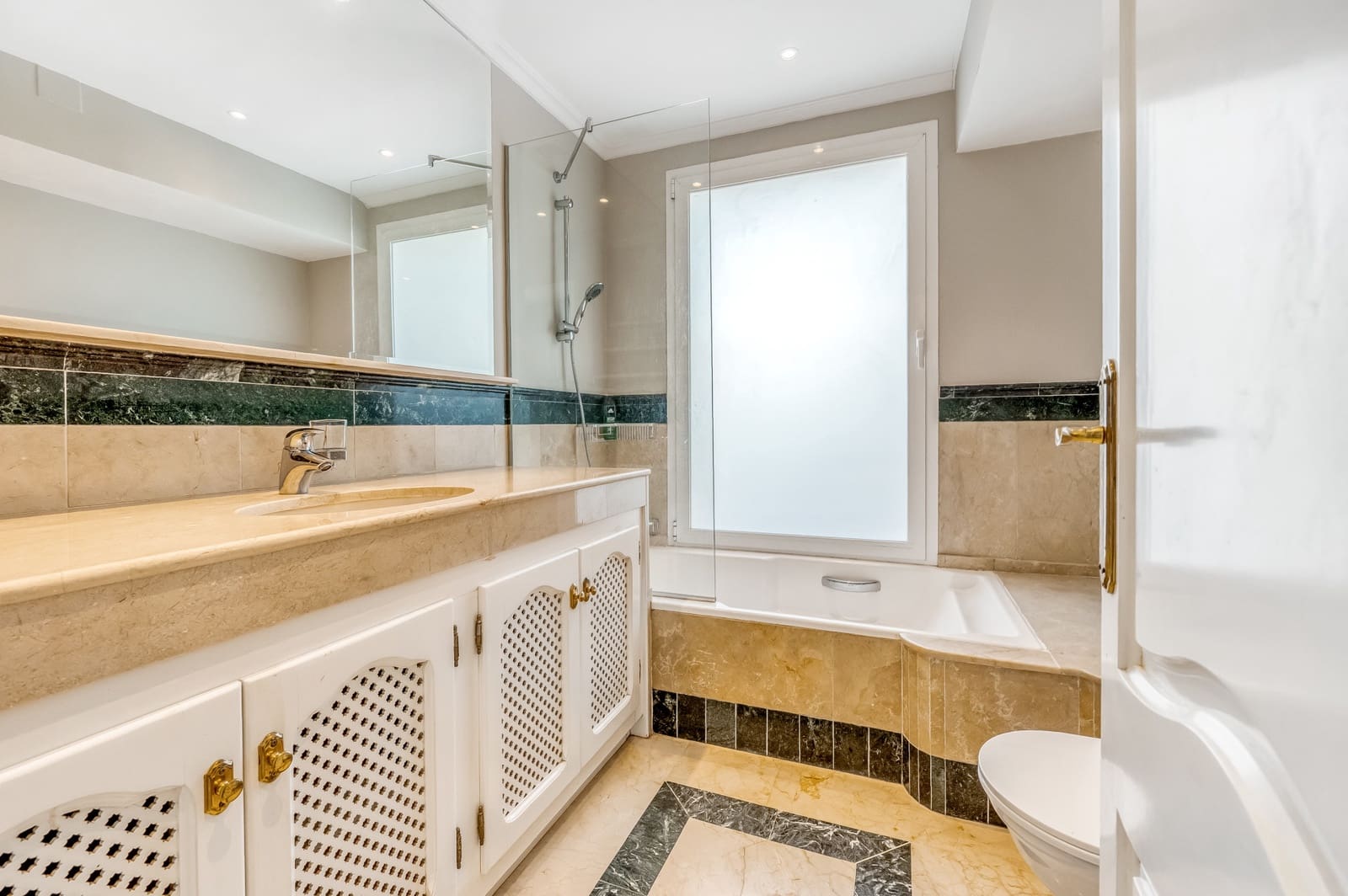 4 bedroom Villa for sale in Istan with pool garage - € 1,430,000 (Ref: 8191390)