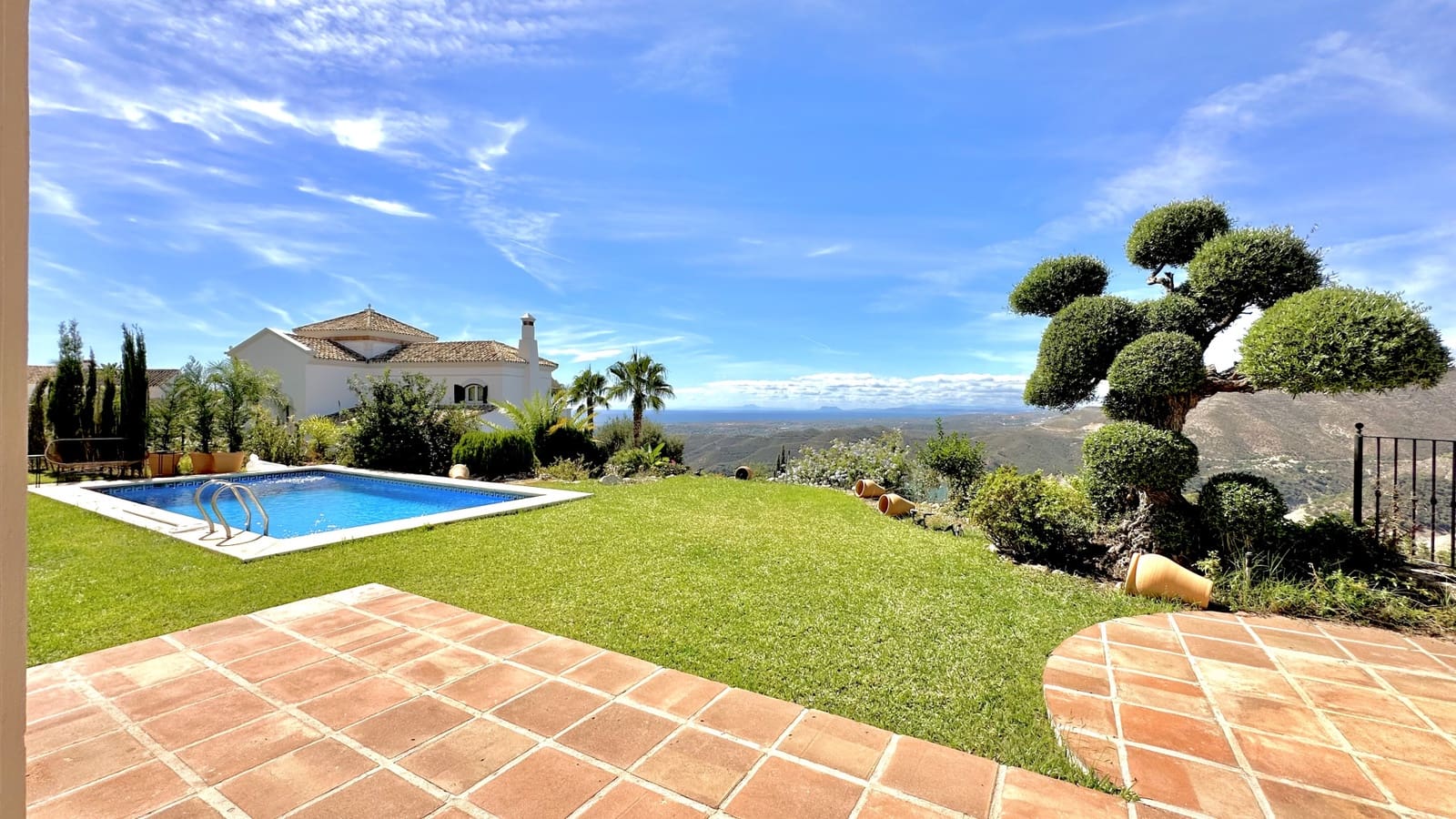 4 bedroom Villa for sale in Istan with pool garage - € 1,430,000 (Ref: 8191390)