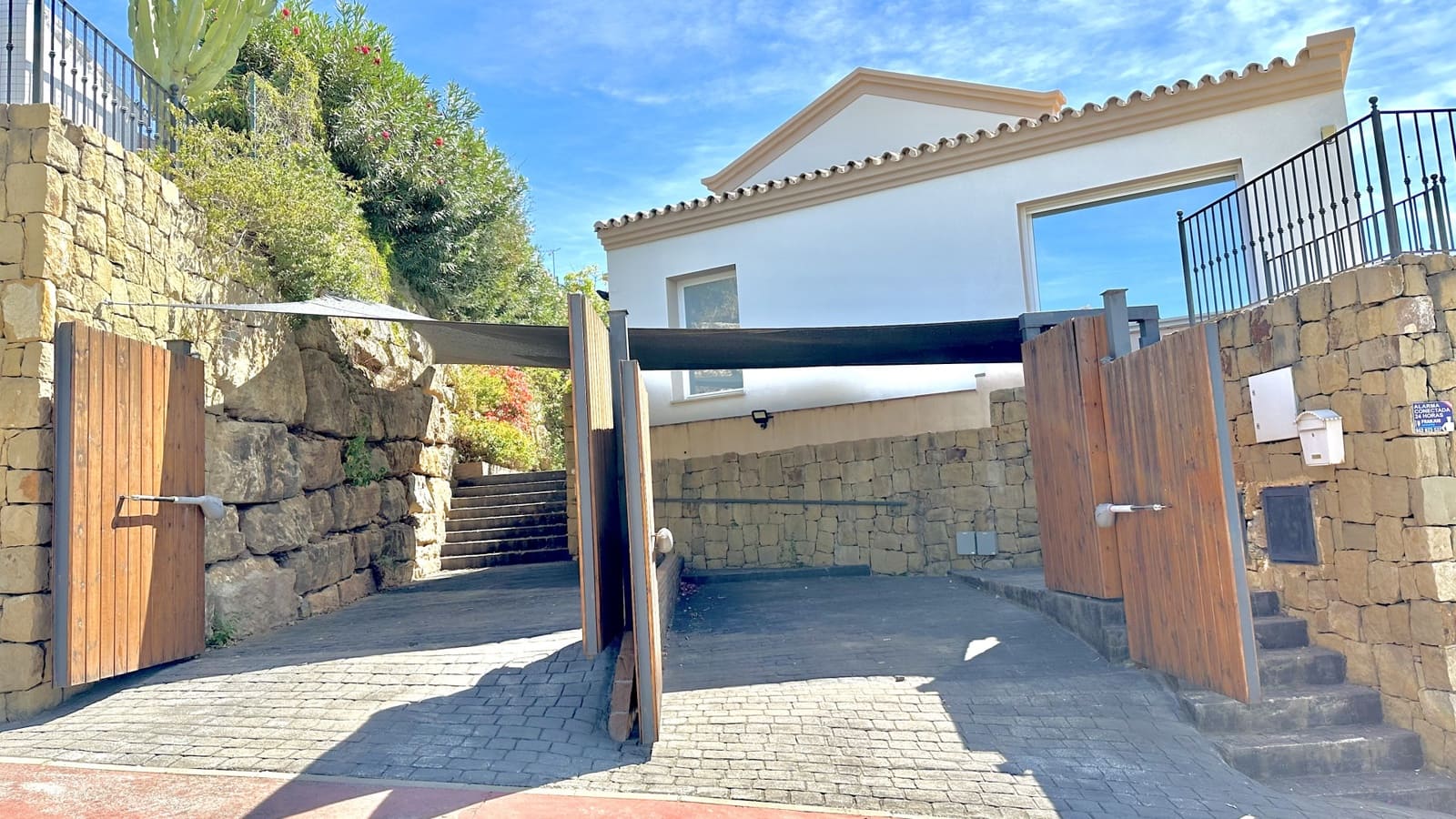 4 bedroom Villa for sale in Istan with pool garage - € 1,430,000 (Ref: 8191390)