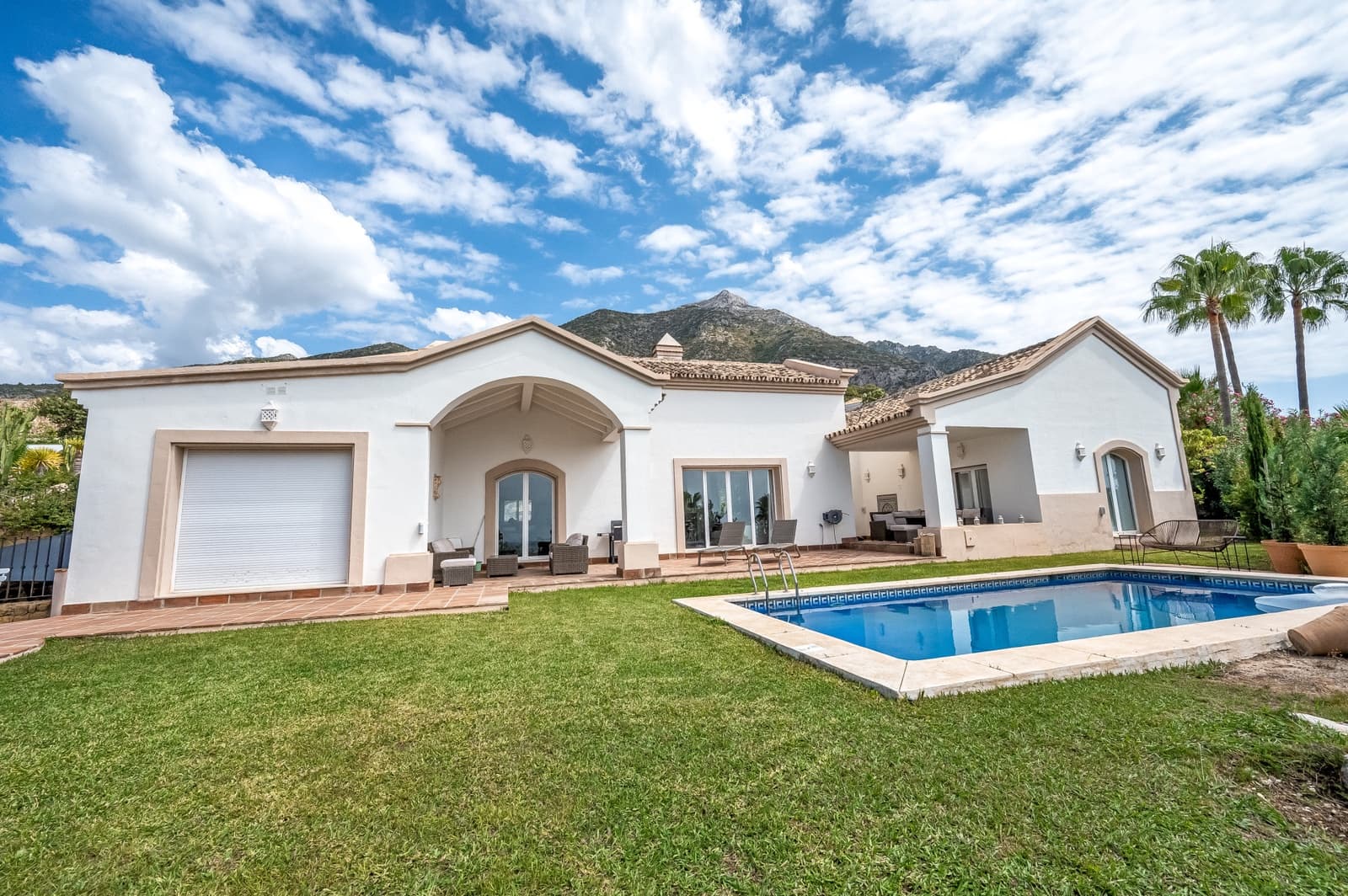 4 bedroom Villa for sale in Istan with pool garage - € 1,430,000 (Ref: 8191390)
