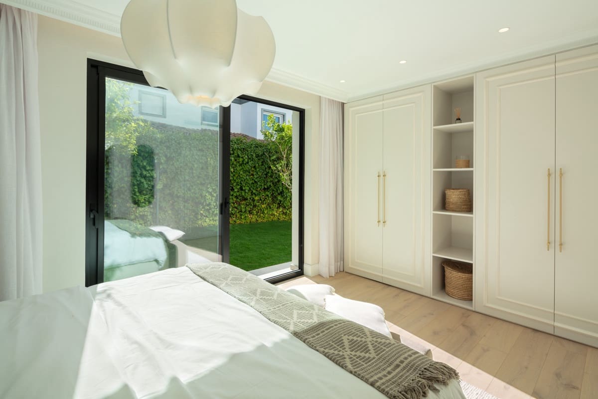 5 slaapkamer Villa te koop in Nueva Andalucia met zwembad garage - € 3.695.000 (Ref: 8209790)