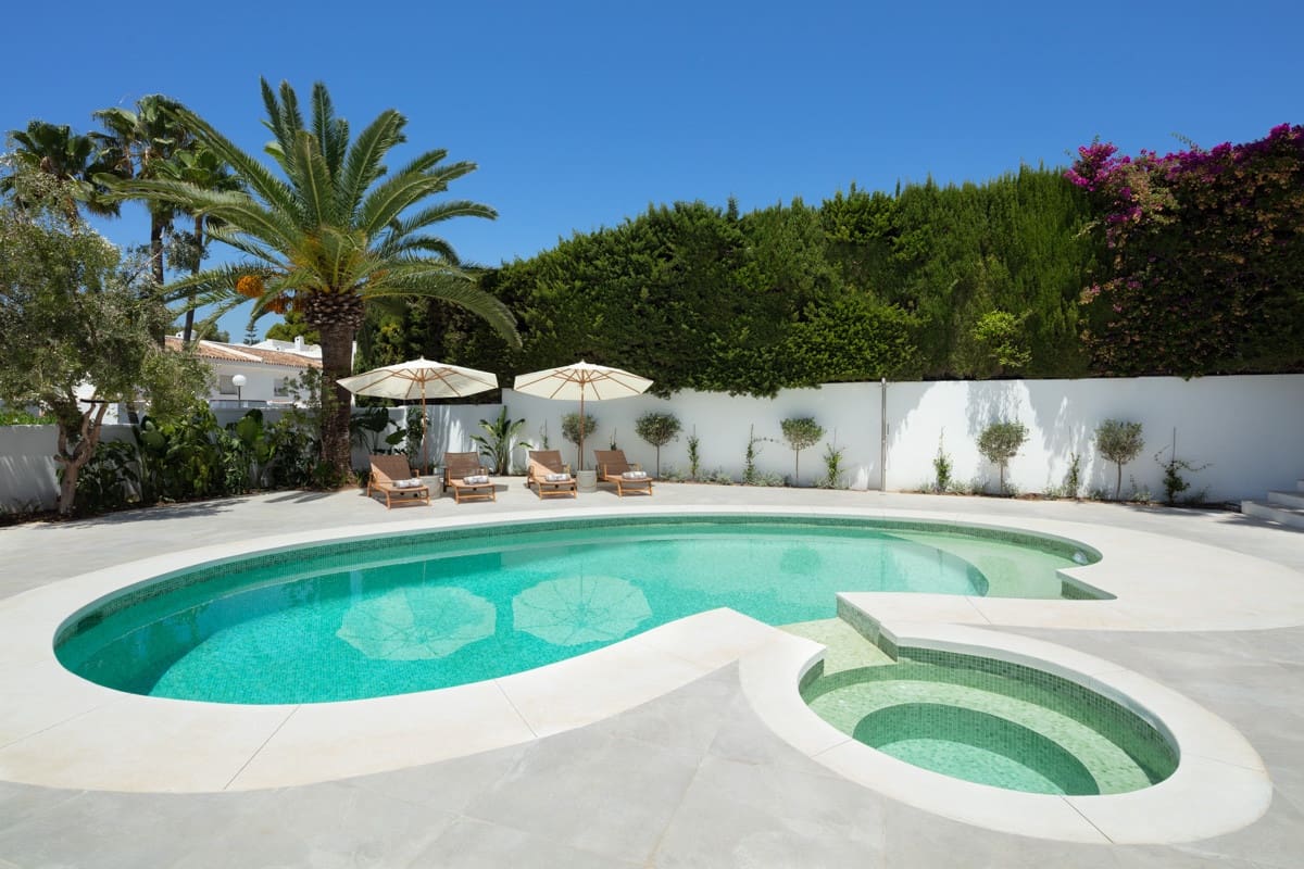 5 soverom Villa til salgs i Nueva Andalucia med svømmebasseng garasje - € 3 695 000 (Ref: 8209790)